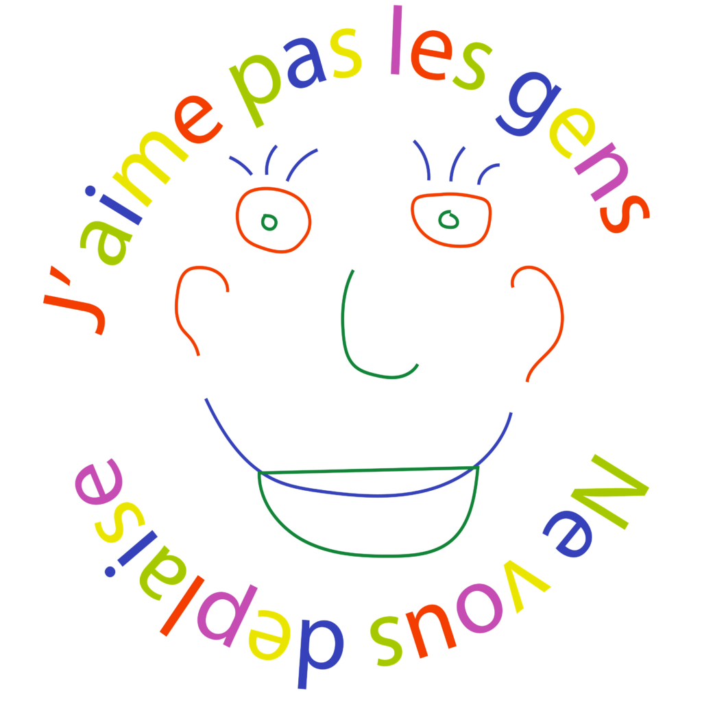 Cette œuvre met en scène une tension relationnelle à la fois simple, directe et profondément humaine. À travers un visage réduit à quelques lignes colorées et une phrase disposée en cercle, le dessin exprime une ambivalence : le rejet, la distance ou la difficulté face aux autres coexistent avec le souci de ne pas blesser, de ne pas déplaire, de rester malgré tout dans un lien acceptable.

Le choix d’un graphisme épuré, presque enfantin, contraste avec la complexité de ce qui est exprimé. Les couleurs vives, joyeuses en apparence, viennent troubler la lecture du message : derrière la légèreté visuelle se glisse une vérité plus fragile, plus inconfortable, celle d’un rapport aux autres traversé par la contradiction.

Le texte devient ici une forme autant qu’un sens. En tournant autour du visage, il agit comme une pensée insistante, une boucle intérieure, une phrase que l’on porte en soi sans toujours savoir comment la dire autrement. Le sourire central, lui aussi minimal, ne rassure pas complètement : il semble tenir ensemble la façade sociale et le trouble intime.

L’œuvre parle ainsi d’un décalage entre ce que l’on ressent, ce que l’on pense, et ce qu’il est possible d’exprimer dans la relation aux autres. Elle donne une forme visuelle à cette zone instable où se mêlent lucidité, inconfort, autodéfense et besoin de ne pas rompre totalement le lien.