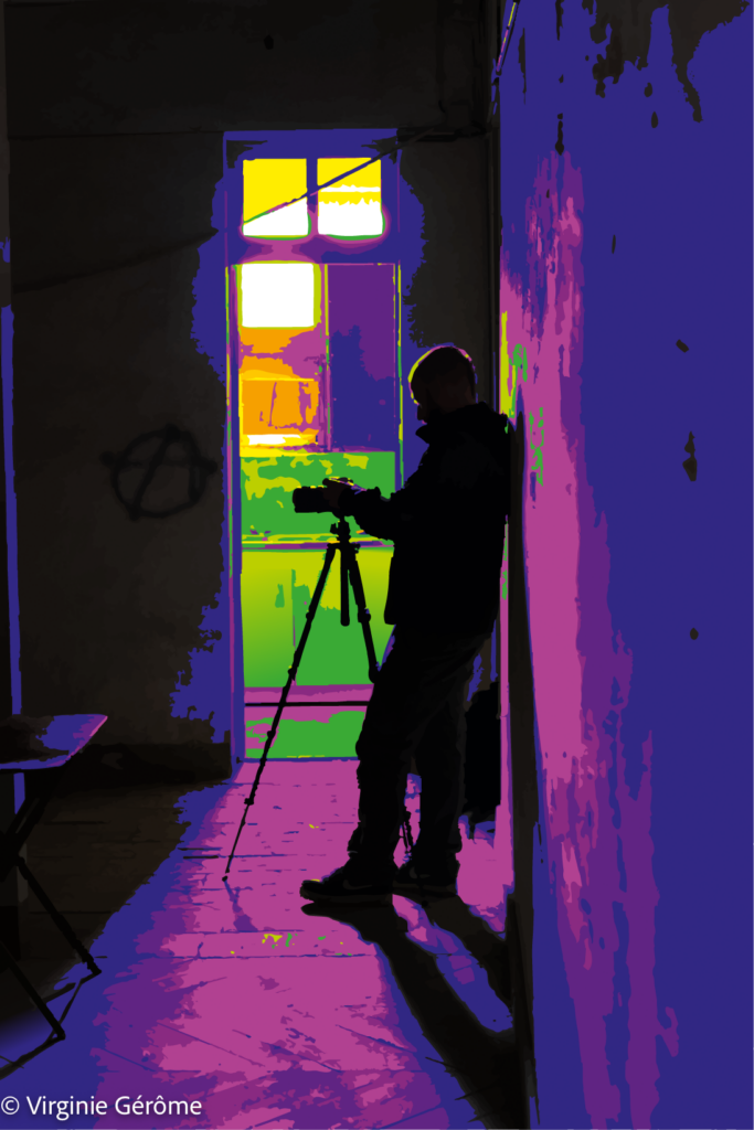 Dans cette version colorée, la scène intérieure bascule d’une atmosphère méditative vers une expérience visuelle beaucoup plus intense. La silhouette du photographe, adossée au mur et penchée vers son appareil, reste presque entièrement noire, comme une présence découpée dans l’ombre. Face à elle, l’ouverture lumineuse devient un foyer d’énergie colorée, traversé de jaunes vifs, de verts acides, de violets profonds et de roses lumineux.

La couleur ne se contente pas d’habiller l’image : elle redéfinit la perception de l’espace. Le couloir, les murs usés, le sol et l’encadrement de la porte prennent une densité presque picturale. L’intérieur semble absorbé par une obscurité bleutée et violette, tandis que la lumière venue du fond agit comme une révélation, non pas réaliste, mais sensible et mentale.

La silhouette humaine reste en retrait, presque effacée dans le noir, mais elle devient ici essentielle : elle incarne le regard en train de se construire. L’image montre moins une personne photographiant qu’un moment de tension entre présence et vision, entre ce qui demeure dans l’ombre et ce qui surgit dans la lumière.

Le contraste entre le personnage sombre et l’explosion chromatique du fond crée une dynamique forte. L’espace paraît à la fois fermé et ouvert, silencieux et vibrant. Le lieu devient un seuil perceptif, un point de rencontre entre l’expérience intérieure du regard et la réalité extérieure transformée par la couleur.

Dans cette œuvre, la lumière n’éclaire pas seulement : elle transfigure. Et l’ombre, loin d’être une absence, devient le lieu même depuis lequel l’image peut naître.