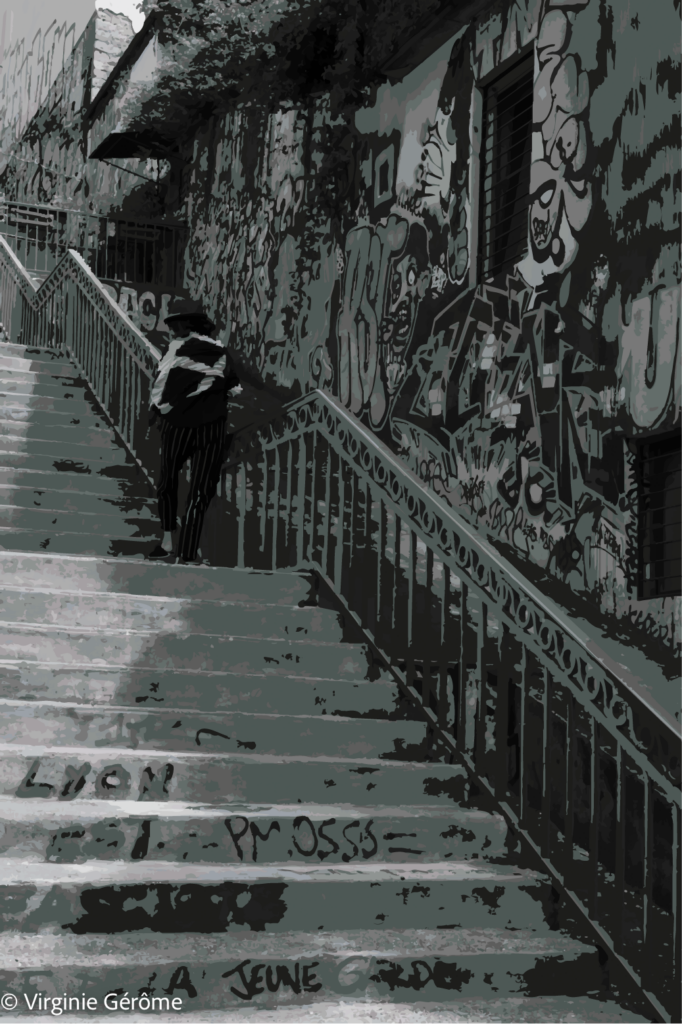 Un escalier monumental traverse l’image en diagonale et conduit le regard vers une figure humaine arrêtée dans son ascension. Autour d’elle, les murs saturés de graffitis forment une peau urbaine dense, presque organique, où les formes, les lettres et les visages se superposent jusqu’à rendre l’architecture difficile à dissocier de ce qui l’habite.

Le noir et blanc concentre l’attention sur les rythmes, les contrastes et l’accumulation des traces. Les lignes répétées des marches et des rambardes structurent fortement la composition, tandis que les surfaces couvertes de signes introduisent une forme de désordre visuel. Entre cette géométrie rigoureuse et la profusion du street art se crée une tension permanente.

La silhouette humaine, relativement petite dans cet environnement, devient un point de suspension. Elle semble à la fois appartenir au lieu et s’en détacher. Son arrêt au milieu de l’escalier introduit une hésitation : continuer, observer, revenir, traverser. Le déplacement physique devient alors aussi un déplacement du regard.

La lumière apparaît principalement sur les marches et certaines surfaces, tandis que les murs restent plongés dans une gamme de gris sombres. Cette répartition crée une progression visuelle entre apparition et effacement. Certaines formes deviennent immédiatement lisibles ; d’autres disparaissent dans la densité de l’image.

L’œuvre transforme ainsi un espace urbain en territoire de mémoire et de passage. Les graffitis deviennent des traces successives de présences anonymes, tandis que l’escalier suggère le mouvement, la transition et le temps. Entre ombre et lumière, l’espace ne se contente plus d’être traversé : il conserve quelque chose de ceux qui l’ont occupé.