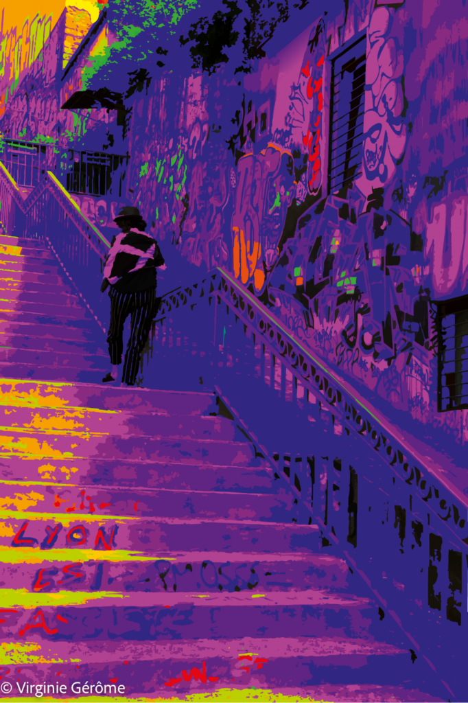 L’escalier traverse l’image comme une ligne de progression au cœur d’un espace saturé de signes et de couleurs. Sur les murs, les graffitis s’accumulent jusqu’à former une surface dense, presque vivante, où l’architecture disparaît partiellement derrière les traces laissées par les passages successifs.

La palette de violets, de roses, de jaunes, de verts et d’oranges transforme radicalement la scène. La couleur ne cherche pas à restituer fidèlement le lieu : elle en accentue les tensions, les rythmes et l’énergie. Les murs deviennent une matière expressive, tandis que certaines zones lumineuses semblent surgir comme des éclats au milieu de l’ensemble.

La silhouette humaine occupe une position intermédiaire dans l’escalier. Ni véritablement au départ, ni encore arrivée, elle semble suspendue dans son déplacement. Sa présence donne une échelle au lieu, mais introduit surtout une relation entre l’individu et cet environnement saturé de marques, de formes et de fragments visuels.

Les marches créent une progression tandis que la rambarde découpe l’image en diagonales successives. Tout semble conduire vers le haut, mais le regard est constamment détourné par les couleurs, les inscriptions et les formes du mur. L’ascension devient ainsi moins un déplacement physique qu’une traversée visuelle.

Dans cette œuvre, la lumière ne se définit plus seulement par le clair et l’obscur. Elle passe par l’intensité chromatique elle-même. Le jaune devient lumière, le violet devient profondeur, le noir devient rupture. La couleur recrée ainsi une autre forme d’ombre et de lumière.

L’image transforme finalement un lieu de passage en espace perceptif. Entre mouvement, traces urbaines et présence humaine, elle interroge la manière dont un environnement peut être vu autrement lorsqu’il est détaché de ses couleurs ordinaires et reconstruit par le regard.