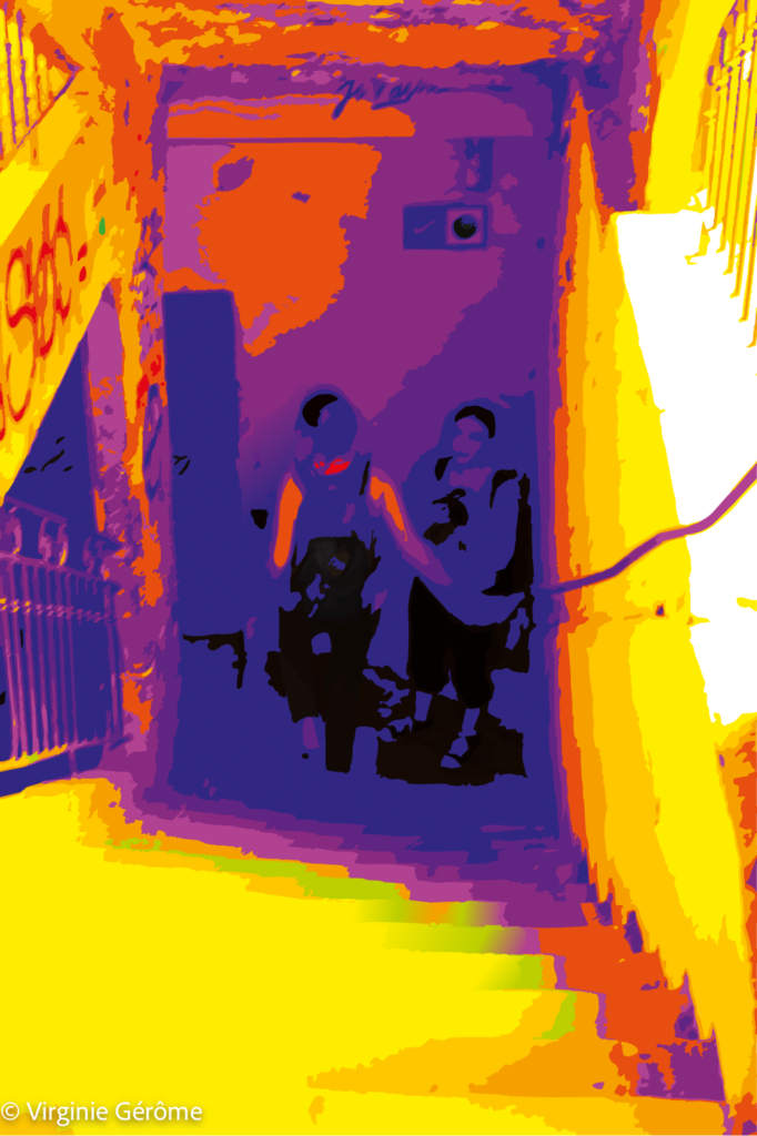 Deux silhouettes descendent un escalier vers un espace sombre, mais ici la scène est traversée par une explosion de couleurs. Jaunes lumineux, oranges brûlants, violets profonds et bleus saturés transforment l’architecture en un territoire presque irréel.

La lumière devient matière. Elle envahit les murs, le sol et les contours de l’escalier jusqu’à créer une opposition très nette avec la zone centrale, plus sombre, dans laquelle avancent les deux personnages. Ceux-ci semblent pénétrer dans une profondeur colorée, comme s’ils quittaient un espace surexposé pour entrer dans une autre réalité.

La palette ne cherche pas à reproduire fidèlement la scène photographiée. Elle traduit plutôt une sensation. Les couleurs chaudes produisent une impression d’énergie, tandis que les violets et les bleus donnent à l’ombre une densité presque physique. Ainsi, lumière et obscurité ne s’opposent plus simplement : elles deviennent deux forces qui structurent le déplacement.

Les deux silhouettes, réduites à quelques masses sombres, conservent une part d’anonymat. Leur présence introduit cependant une dimension humaine essentielle : elles deviennent les figures d’un passage, d’un déplacement entre ce qui est exposé et ce qui demeure caché.

Dans cette œuvre, la couleur transforme donc une scène ordinaire en expérience perceptive. Le réel subsiste, mais il est déplacé, intensifié, presque réinventé. L’image ne représente plus seulement une descente d’escalier : elle donne forme à un moment de transition, entre éclat et obscurité, visibilité et retrait.
