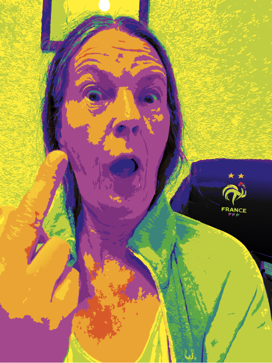 Cette œuvre s’inscrit dans un univers Pop Art psychédélique, où le portrait devient un terrain d’expérimentation entre couleur, expression et spontanéité.

La composition est dominée par une palette particulièrement vive : jaune fluorescent, vert acide, orange, violet, magenta et bleu profond se confrontent dans de grands aplats. Les couleurs naturelles disparaissent presque totalement au profit d’une interprétation graphique du visage et du corps. La lumière elle-même semble transformée en matière colorée.

L’expression faciale volontairement exagérée, bouche ouverte et regard frontal, donne au portrait une énergie immédiate. Le geste de la main au premier plan accentue cette dimension théâtrale et spontanée. L’œuvre semble saisir non pas une pose maîtrisée, mais un instant d’expression, presque une réaction figée en pleine action.

Le traitement graphique rappelle la sérigraphie Pop Art, mais avec une dimension plus brute et psychédélique. Les ombres deviennent violettes, les zones lumineuses orange et jaunes, tandis que le vêtement vert semble presque fluorescent. Les contours irréguliers et la granulation visible conservent une texture qui empêche l’image de devenir trop lisse ou numérique.

L’arrière-plan jaune-vert prolonge cette saturation jusqu’aux limites de l’image. Quelques éléments reconnaissables subsistent, mais ils sont absorbés par le traitement chromatique. Le réel est toujours présent, tout en étant détourné par la couleur.

Cette œuvre repose ainsi sur un contraste intéressant : une scène quotidienne et spontanée transformée en image spectaculaire. L’exagération des couleurs répond à celle de l’expression et du geste, donnant au portrait quelque chose de ludique, énergique et légèrement irrévérencieux.