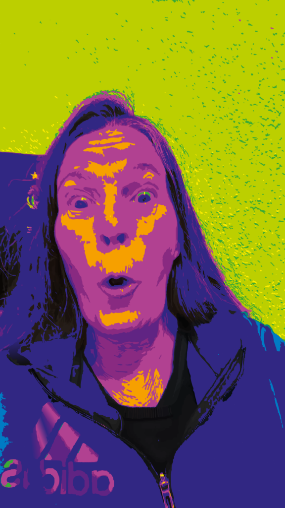 Cette œuvre propose un portrait pop-art psychédélique, où le visage humain est entièrement réinterprété par une palette de couleurs artificielles et extrêmement contrastées.

Le visage apparaît en violet magenta, traversé de grandes zones orange incandescent qui remplacent les jeux traditionnels de lumière et d’ombre. Ces aplats ne cherchent plus à reproduire fidèlement la peau : ils deviennent un véritable langage graphique, donnant au portrait une dimension presque picturale et expressionniste.

Le contraste avec l’arrière-plan vert acide, presque fluorescent, est particulièrement puissant. Il crée une sensation de lumière intense, comme si le personnage était plongé dans un univers où les couleurs auraient leur propre énergie. Les cheveux et les vêtements, dominés par des bleus profonds, violets et noirs, structurent la composition et renforcent encore cette opposition entre tons chauds et froids.

Le traitement des contours est volontairement irrégulier. Les petites projections, textures et fragments de couleur qui entourent le personnage donnent à l'image un aspect vivant, brut et presque organique, proche d'une sérigraphie ou d'une affiche expérimentale retravaillée à la main.

Le regard, lui, reste relativement naturel et direct. Il constitue le point de stabilité de l'œuvre au milieu de cette explosion chromatique. Cette opposition entre un regard humain, calme et frontal et un traitement visuel totalement irréel donne au portrait une présence particulière.

L'ensemble évoque une rencontre entre Pop Art, psychédélisme, illustration contemporaine et esthétique punk, avec une volonté évidente de transformer un portrait ordinaire en une vision colorée, décalée et presque hallucinatoire du réel.